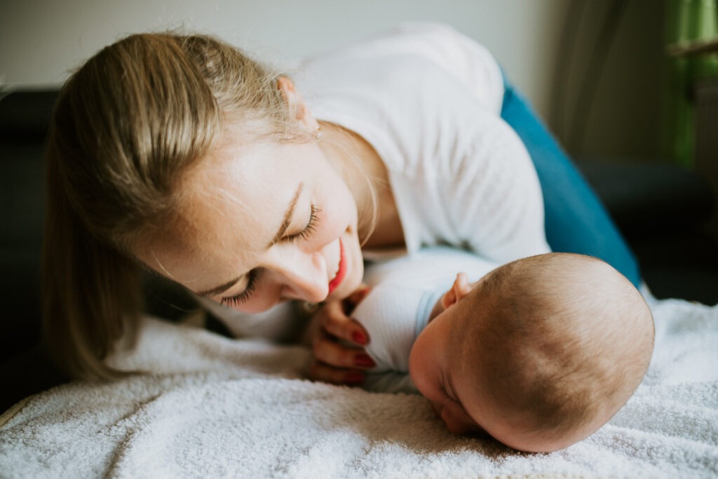 Hochzeitsfotograf München - Babyfotograf München - Mama und Baby beim Babyshooting in München