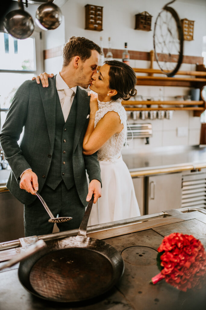 Brautpaarshooting in der Küche in Aying bei München