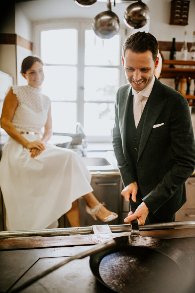 Brautpaarshooting in der Küche in Aying bei München